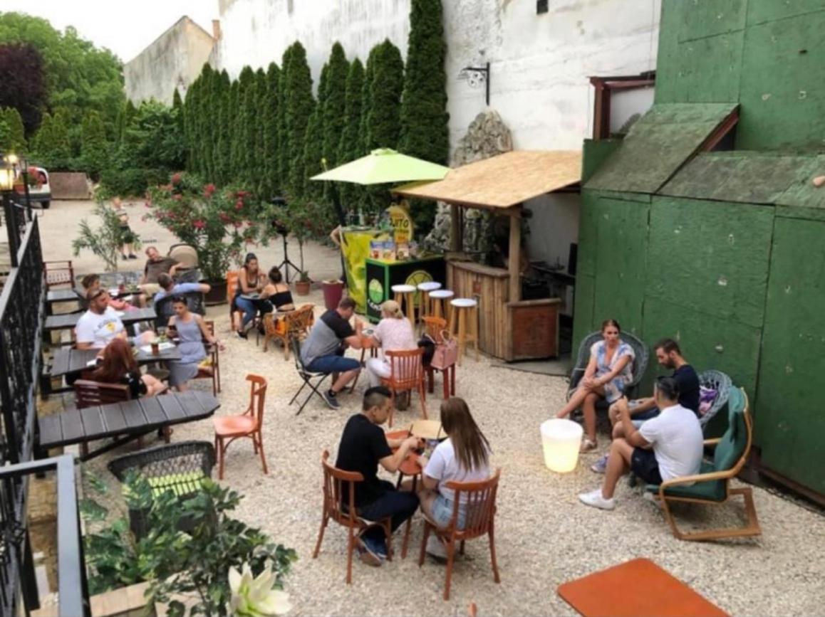 Centrum Wellness Hostel Дебрецен Екстериор снимка